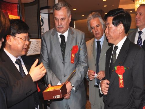 羅馬尼亞湖南黑茶推介會(huì)上，周重旺董事長(zhǎng)在向客商介紹臻藏茯茶_副本